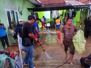 Dengan Persiapan Yang Apa Adanya, Pengurus KNPI dan RPL Membantu Korban Terdampak Banjir