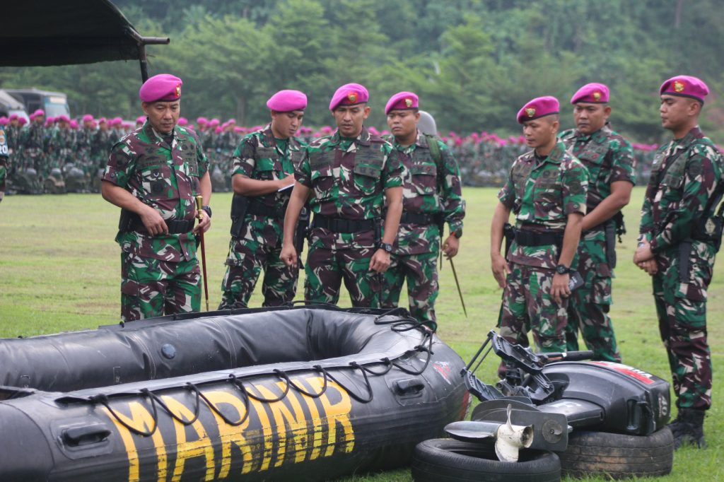 Danbrigif 4 Mar/BS Mengambil Apel Khusus dan Pemberian Penghargaan kepada Prajurit yang Berprestasi