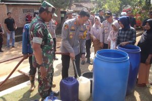 Polres Pringsewu Distribusikan 4.000 Liter Air Bersih untuk Warga Terdampak Kekeringan