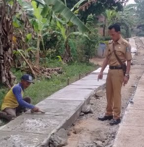 Pembangunan jalan Usaha Tani di Waringinsari Barat