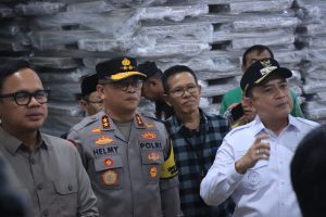 Dampingi Wamendagri, Kapolda Lampung Pastikan Kesiapan dan Keamanan Gudang Logistik KPU