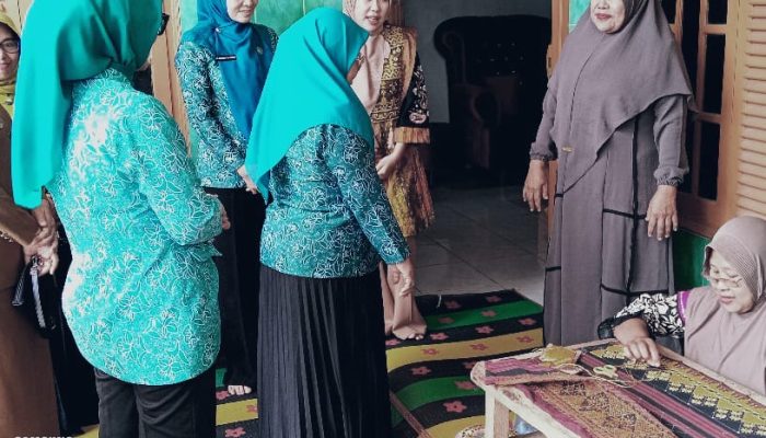 Kunjungan Ketua Dekranasda Provinsi Lampung Pengrajin Kain Tapis di Pringsewu