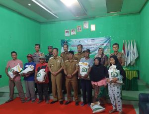 Pj Bupati Pringsewu ERLANSYAH ,SE MM menyerah kan Bantuan Pangan tahap 1 di pekon Keputran disalurkan kepada Keluarga Penerima Manfaat (KPM)