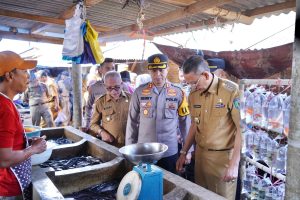 Jelang Pemilu 2024, Kapolres Pringsewu dan Forkopimda Lakukan Monitoring Stok dan Harga Bahan Pokok di Pasar Sukoharjo