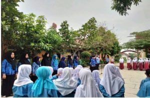 UPT SD Negeri 1 Podomoro kecamatan Pringsewu melaksanakan upacara memperingati hari pendidikan nasional
