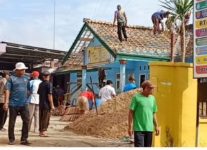 Kepala pekon rejosari beserta masyarakat bersama-sama melaksanakan giat Gotong royong