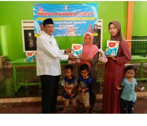 Pemerintah Pekon Pandan Surat melaksanakan program pemberian makan tambahan untuk balita yang mengalami stunting