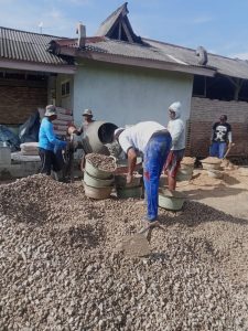 Pemerintah Pekon Sidodadi, Kecamatan Pardasuka bersama warga bangun rabat beton