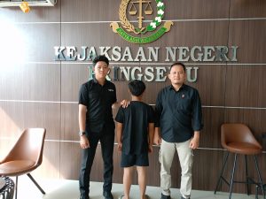 Limpakan tersangka dan barang bukti kasus  persetubuhan di bawah umuri