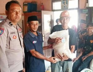 Sebanyak 237 keluarga penerima manfaat (KPM) di Pekon Sumber Bandung menerima bantuan beras Cadangan Beras Pemerintah (CBP)