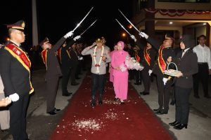 Tradisi Pedang Pora Lepas Kepergian AKBP Benny Prasetya Dari Polres Pringsewu