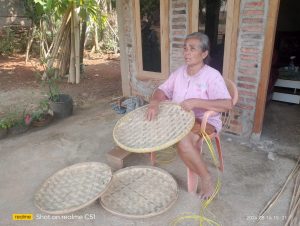 Meskipun di Usia Senja Tuti Tetap Menekuni Pengrajin Tampah