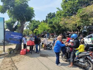 Jumat Berbagi, JMSI Provinsi Lampung Bagi-Bagi Nasi Kotak Kepada Pengendara Dan Masyarakat Kurang Mampu
