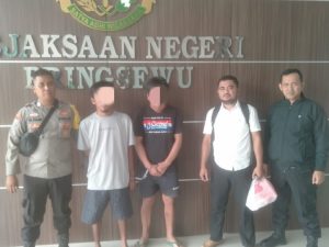 Polsek Pringsewu Limpahkan Dua Tersangka Pencurian Ke Kejaksaan Negeri Pringsewu