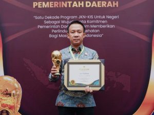 Pj.Bupati Pringsewu Terima Penghargaan Universal Health Coverage 2024 